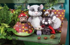 Nici 48212 Kissen Siebenschläfer Doramouse 25x25cm Forest Friends GREEN Plüsch -Spielzeugladen 48210 10 48197 48212 48208 Milieu 2048x1329 2