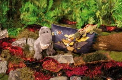 Nici 48813 Dinosaurier Tony-Rex 31cm Stehend Plüsch Kuscheltier Dino T-Rex GREEN -Spielzeugladen 48810 13 48819 Milieu 2048x1331 2